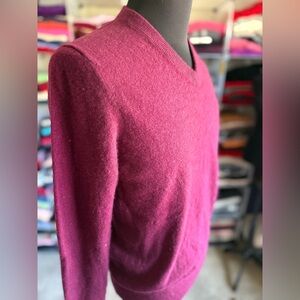 Fuzzy-Cozy Men’s V-Neck Cashmere Sweater - Rich Burgundy. Qi, M